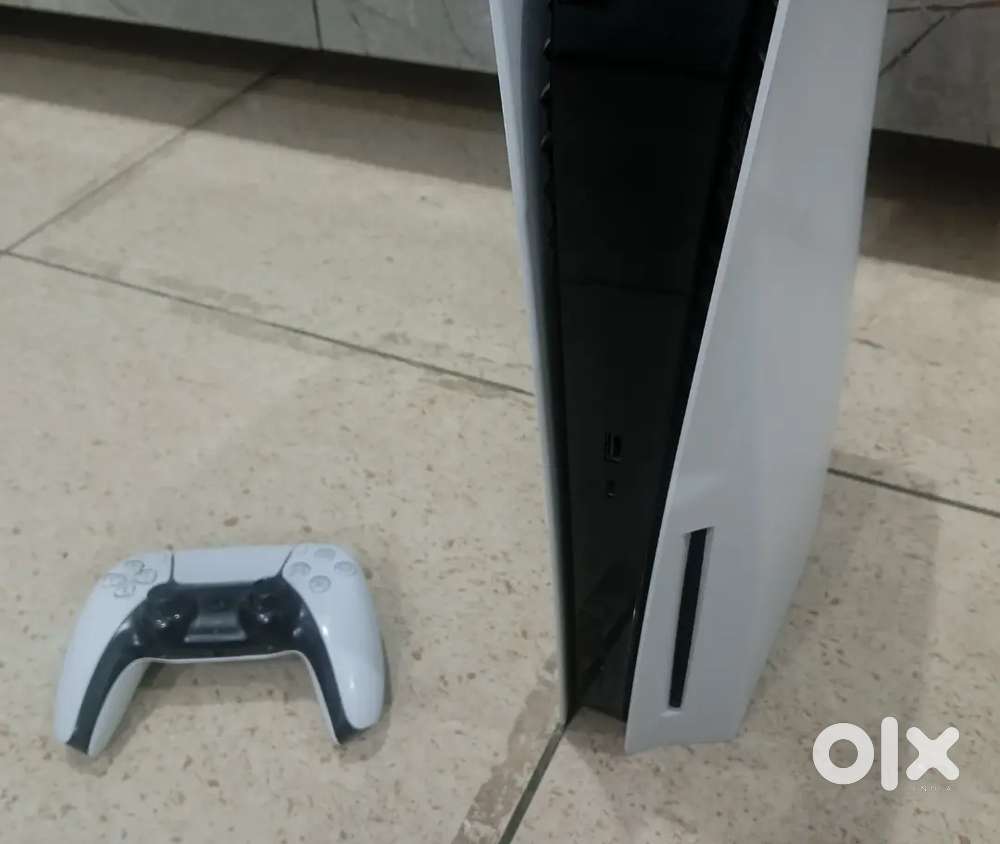 PS5 DISC EDITION, 1 year old in perfect condition with 1 controller