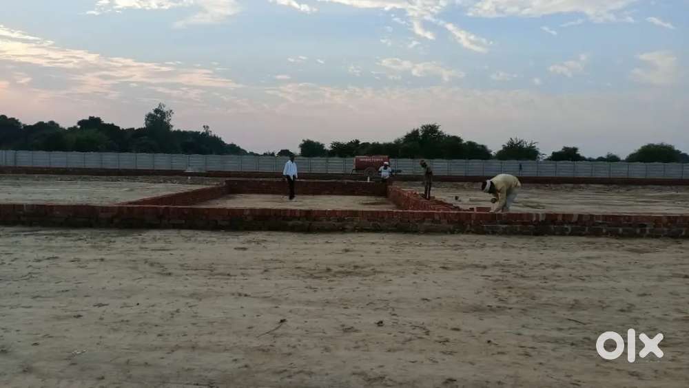 Im road pe h 1200sq feet jis kisi ko lena h sampark kare