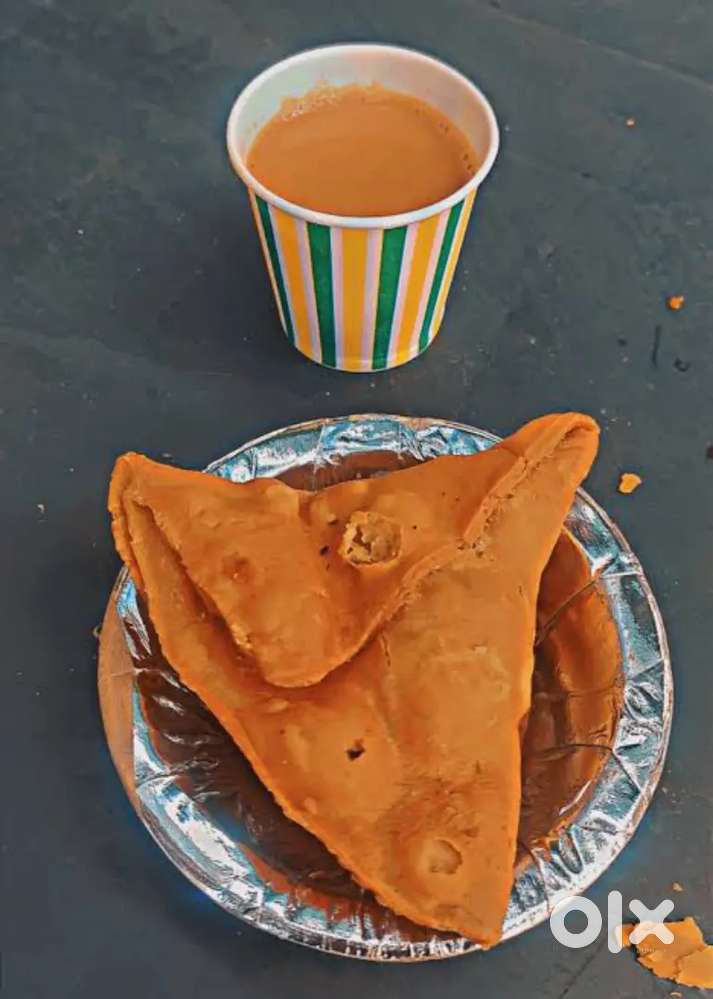 Thele p samosa chai banane k liye cook
