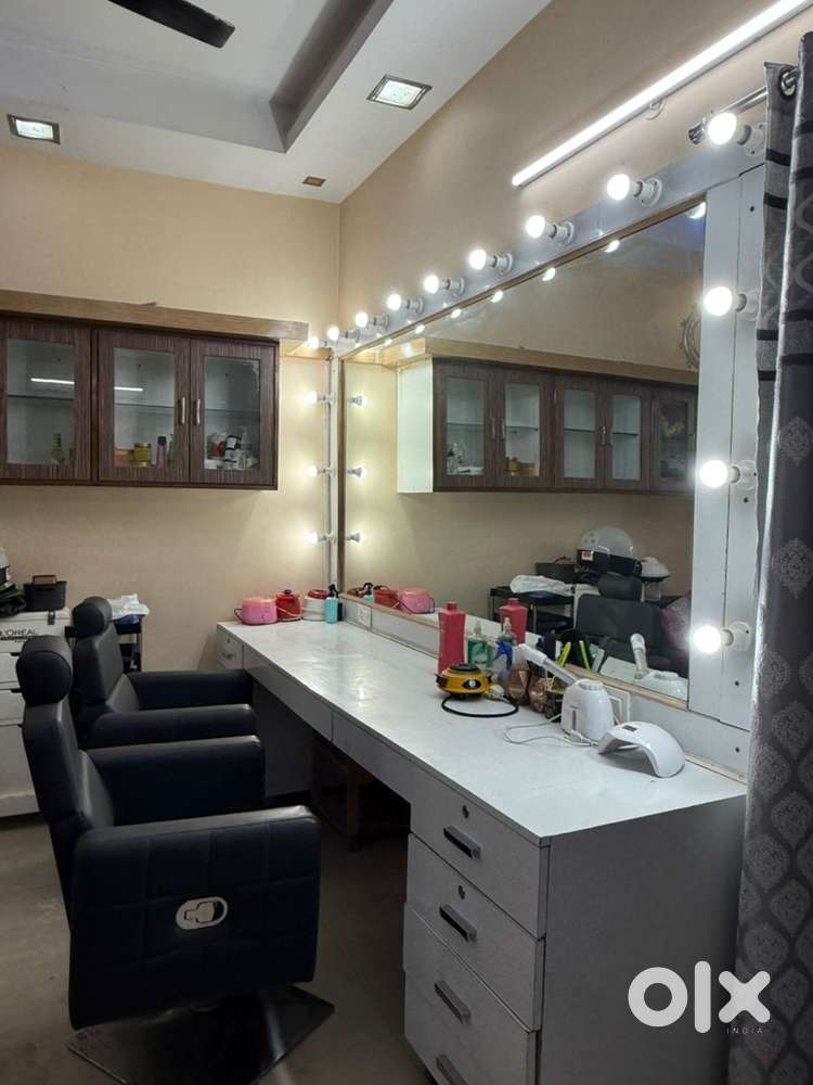 Fully Setup Beauty Parlour for Rent-Prime Location