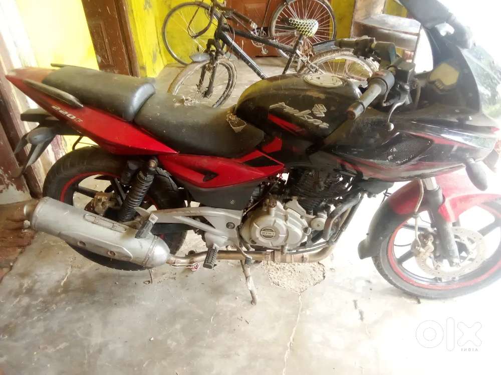 Pulser 220 good condition