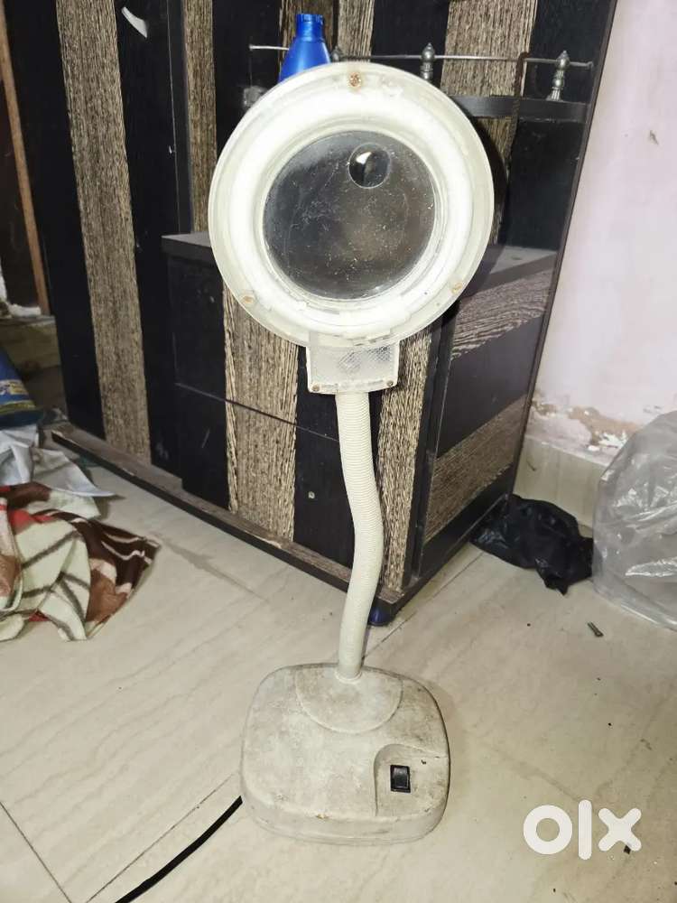 Magnifying glass with lamp (not working)