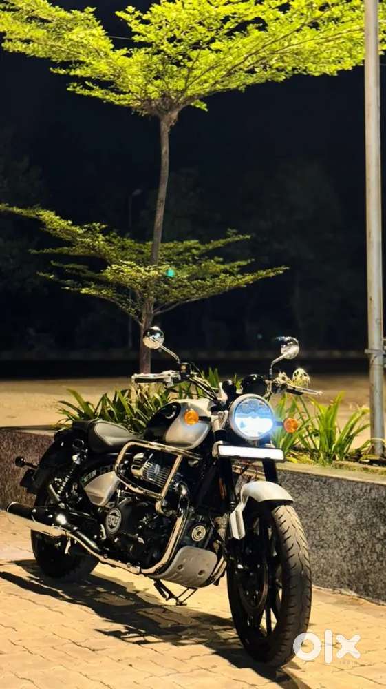 Super meteor 650 interstellar grey, Brand new with rhinoracing exhaust