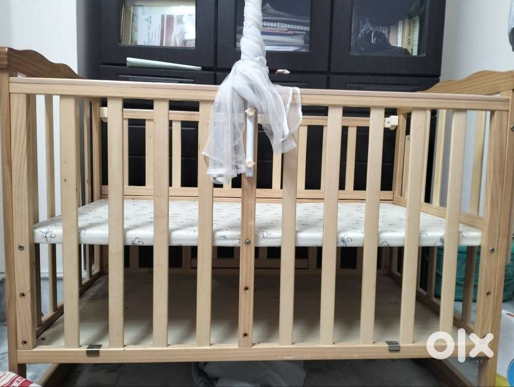 Baby cot by babyhug