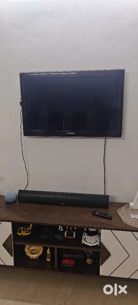 Samsung 34 inch LCD with sound bar