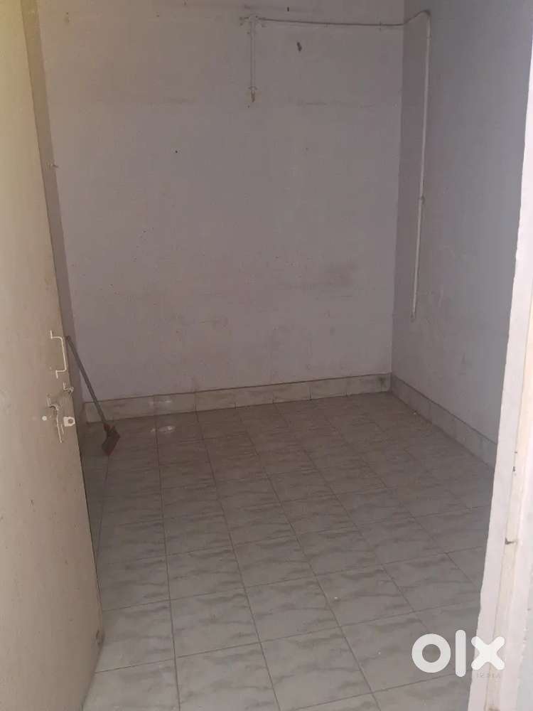 Rent Shop 100 Sqft. With 6×6 Steel Food Counter Near Bhoutnath Market