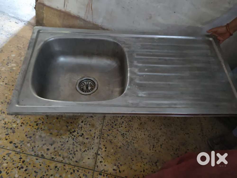 Steel sink with dashboard to keep utensils (3 feet x 1.5 feet)
