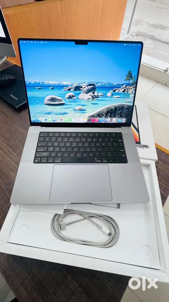 MacBook Pro M1 Pro (16 inches ) with box and charger 32/512gb