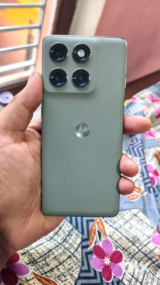 Edge 60 pro { 12-256 } Mint condition only 1 month old