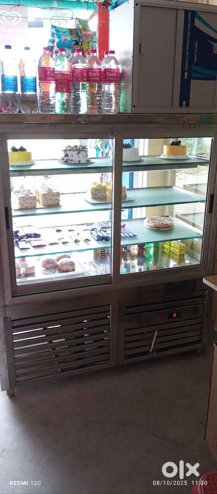 Cake display counter
