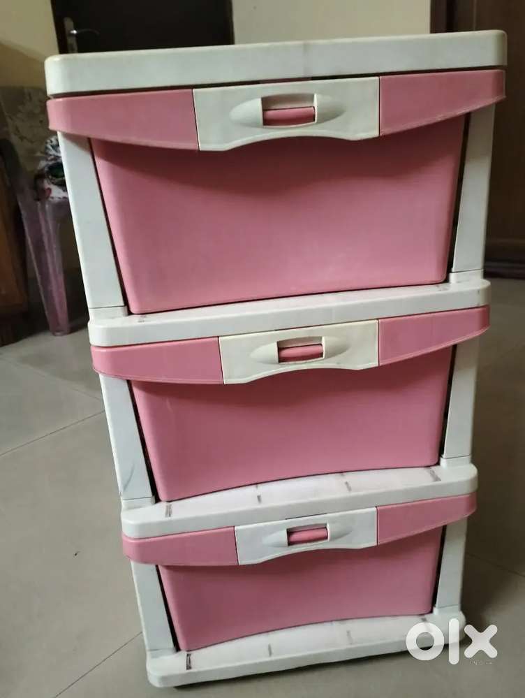 Plastic drawer storage