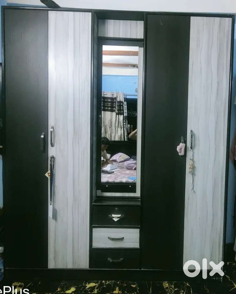 4 door plywood wardrobe with dresser