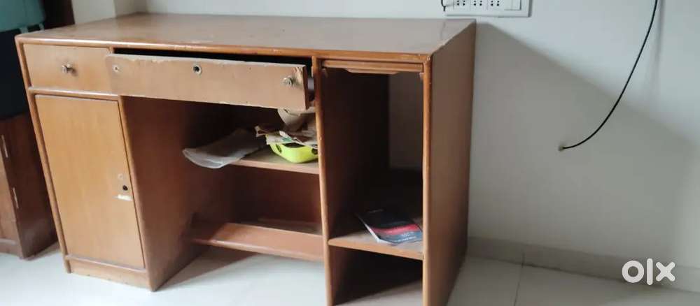 Computer table for sale