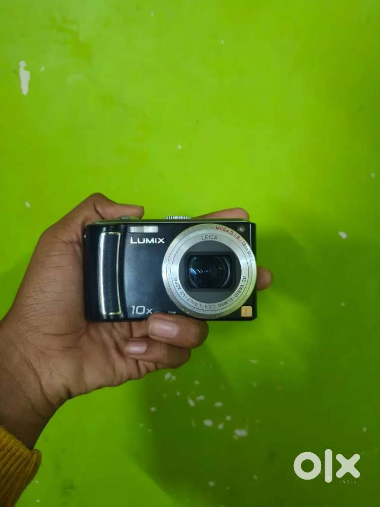 Panasonic Lumix DMC-TZ5 and a Canon Digital IXUS 120 IS compact digita