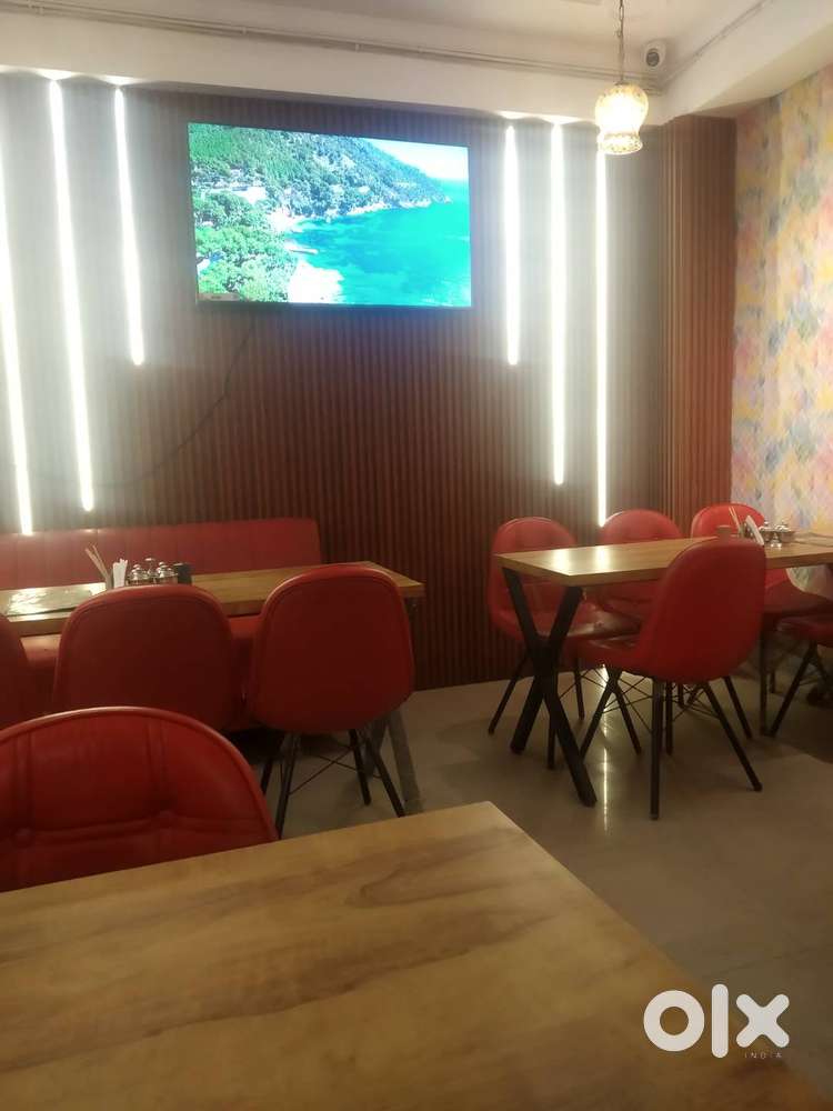 हमारे रेस्टोरेंट में चाइनीज़, तंदूरी और इंडियन करी.