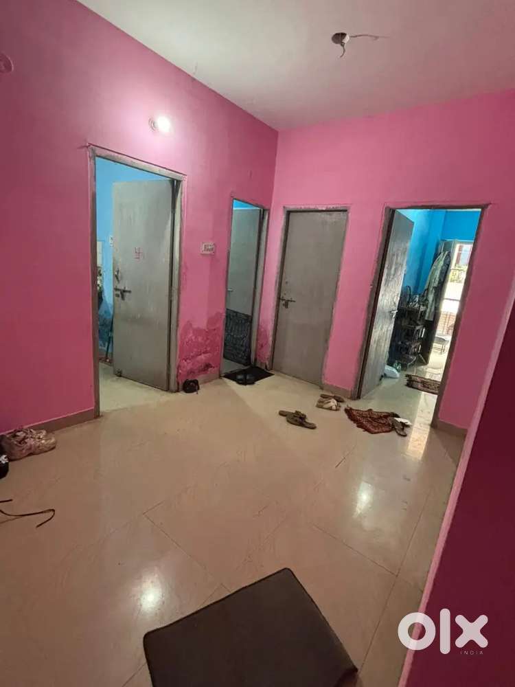 1 room Khali hai , 1 ya 2 girl reh skti h bathroom attached hai