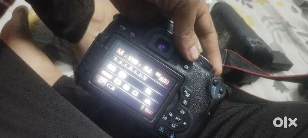 Canon 750d camera is good in condition