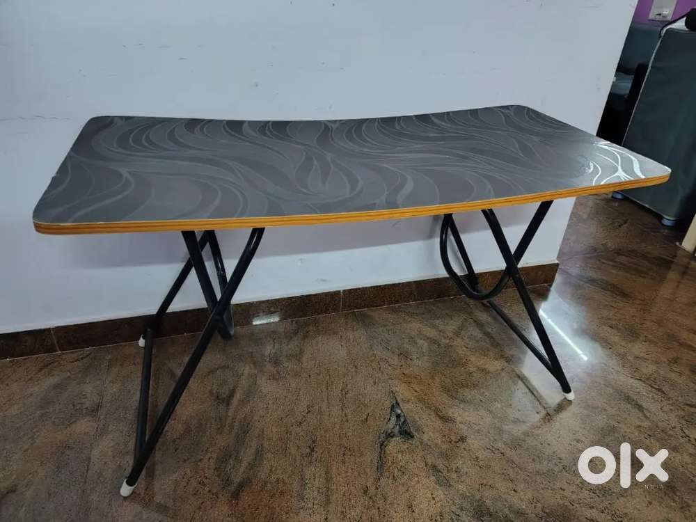 Foldable table