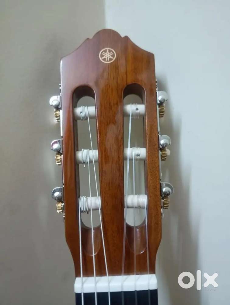 YAHAMA BRAND NEW GUITAR (PRICE NEGOTIABLE)