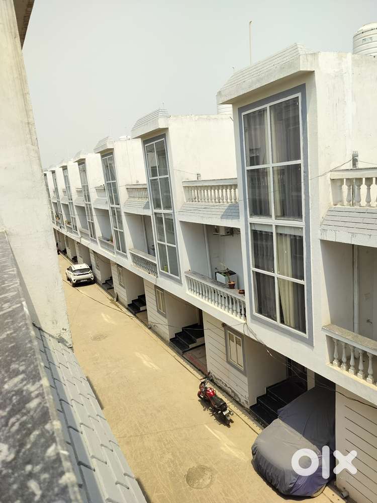 3 bhk villa with study and store , with all facility . Noida extension