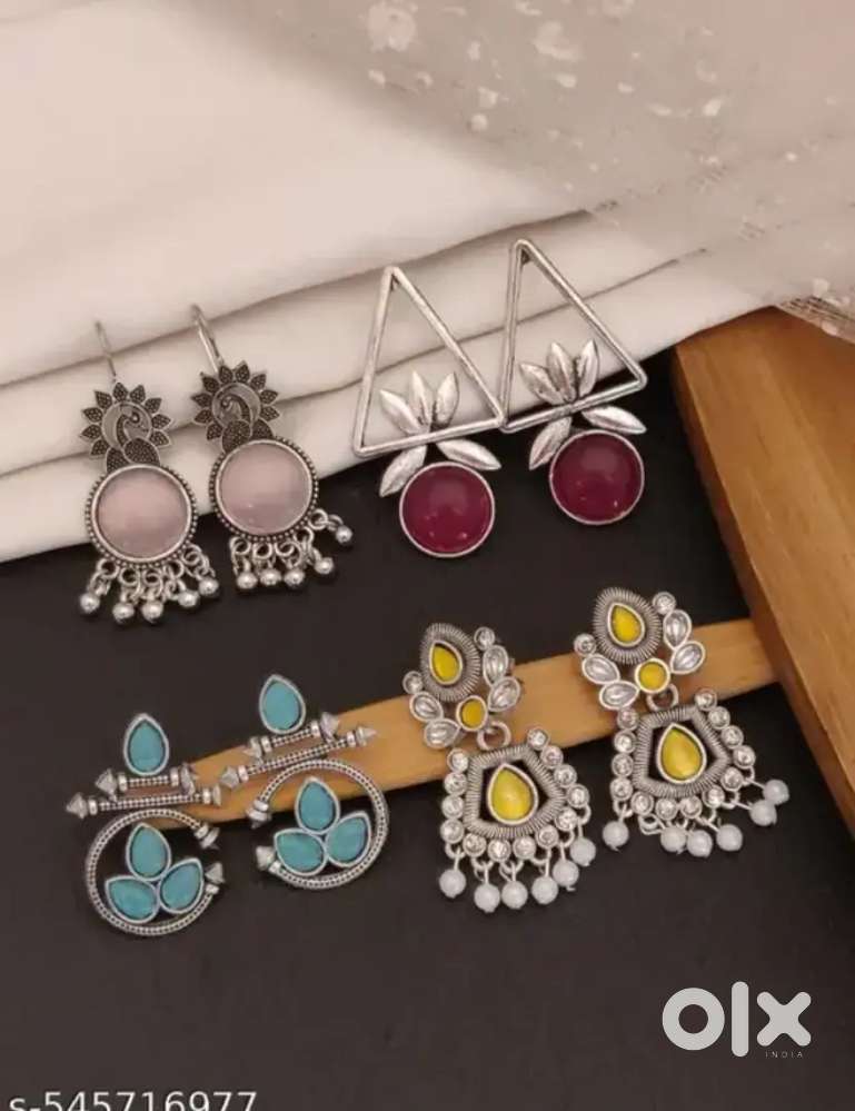 Earrings in reasonable price only on 150 with pack of four