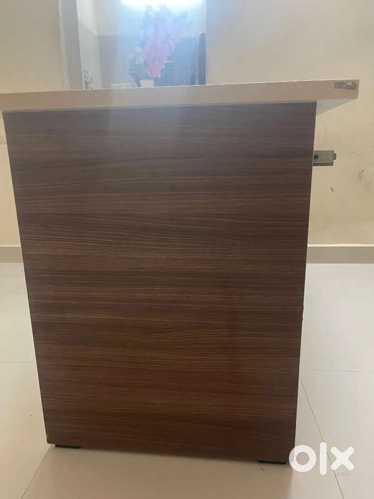 Desktop table