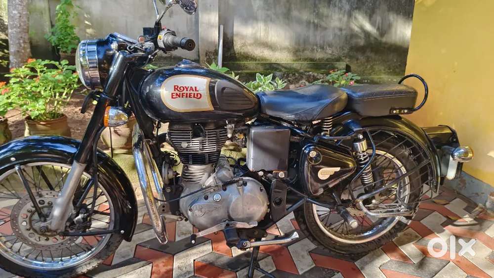 Classic 350 BS 3 Black colour