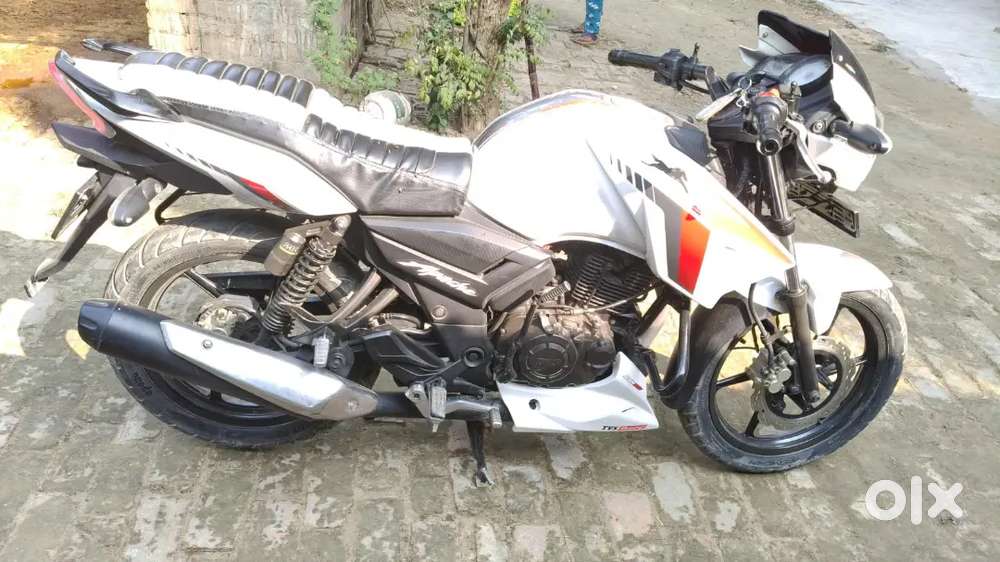 न्यू लुक में है