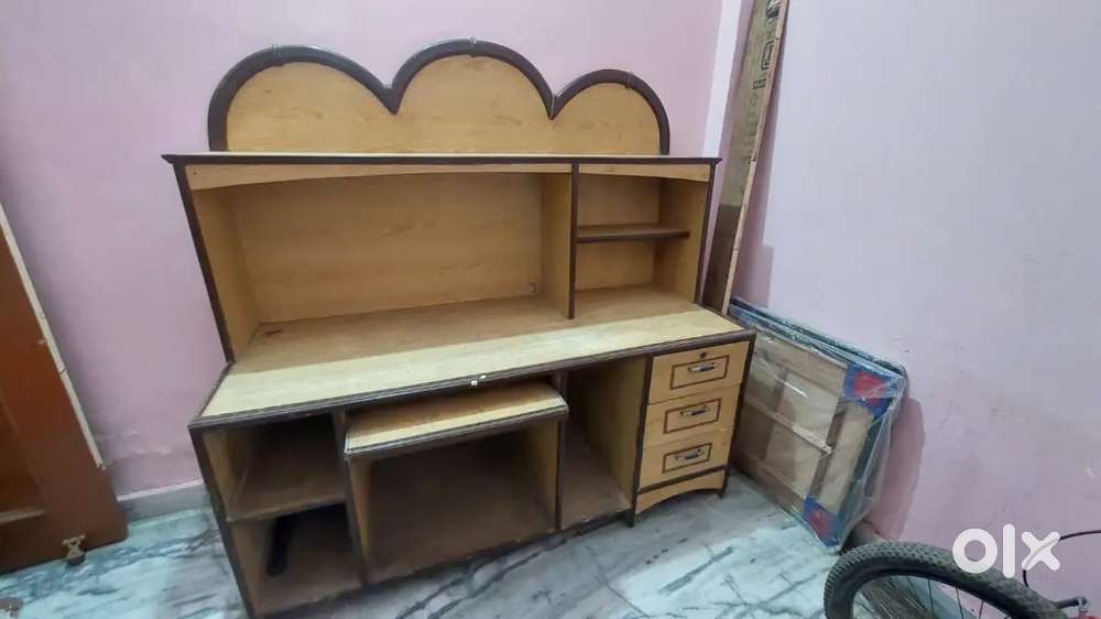 Computer table