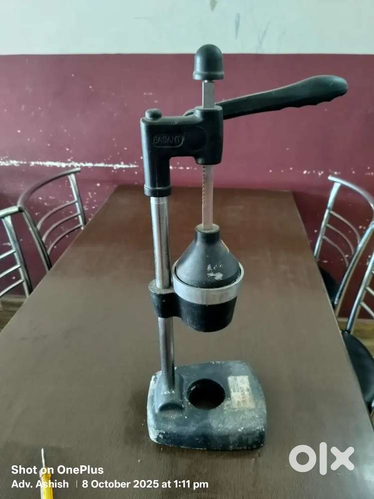 Manual juicer
