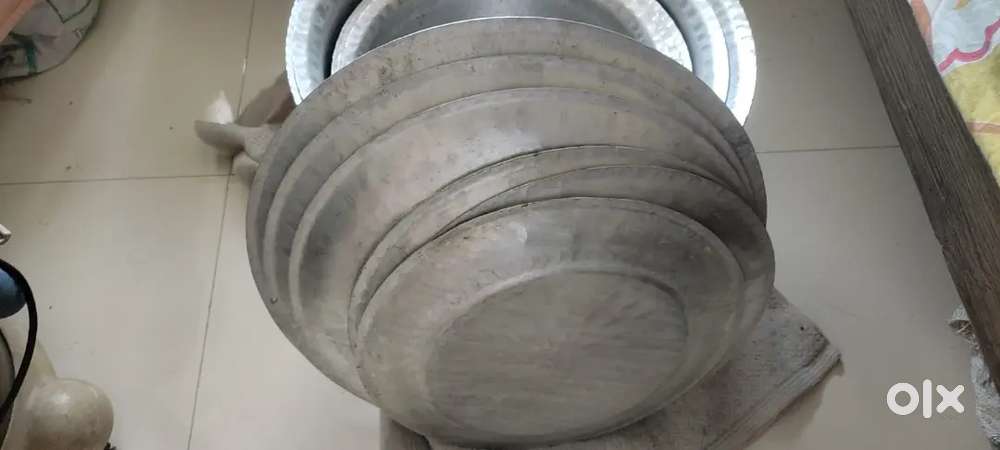 Set of 5 Heavy-Duty Aluminum Cooking Vessels with Matching Caps