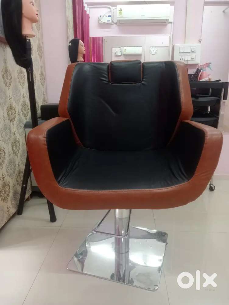 Eyebrow threading chair
