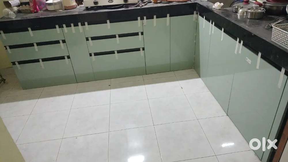 1 room is available for female with dedicated washroom and sink