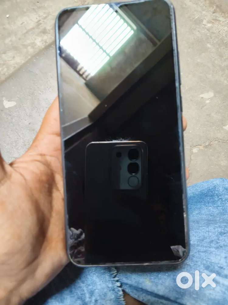 Phone acha hai 1 saal chala hai charger bhi hai