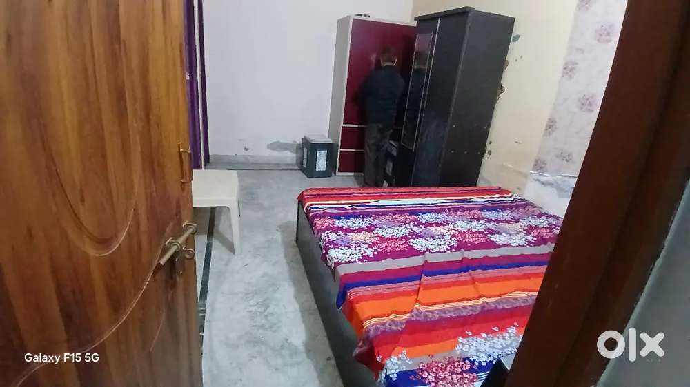 Room rent only hindu and kam Budget vale contact kare