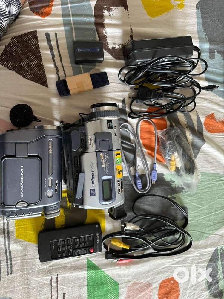 Sony handy cams lot of 3, with all accessories an chargers all working