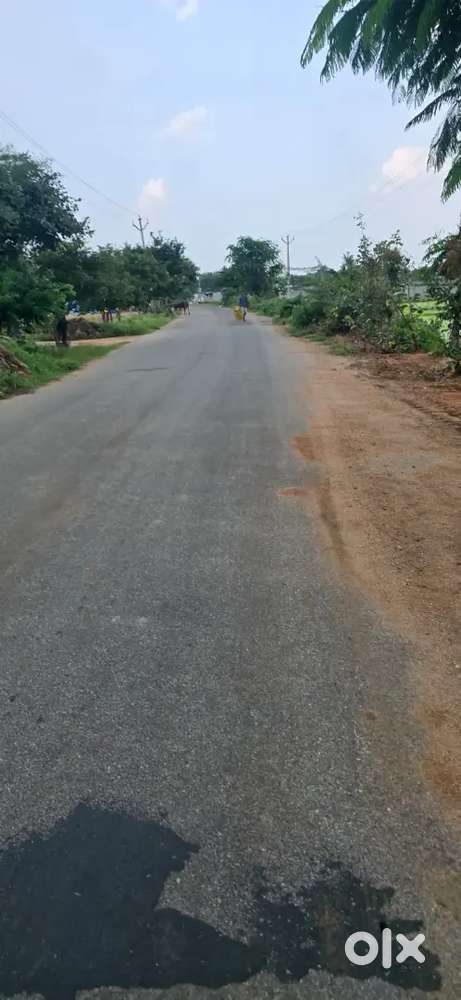 1100 Sq yards 9 Gunats commercial main road bitt for sale