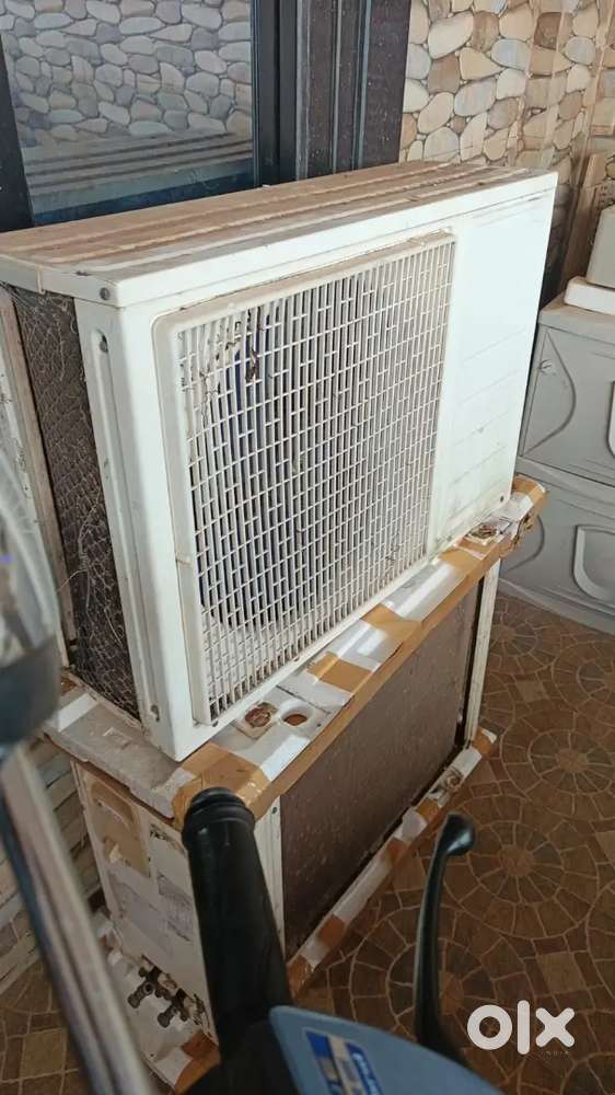 Little work is the both out door working condition 1.5 tones 2 units