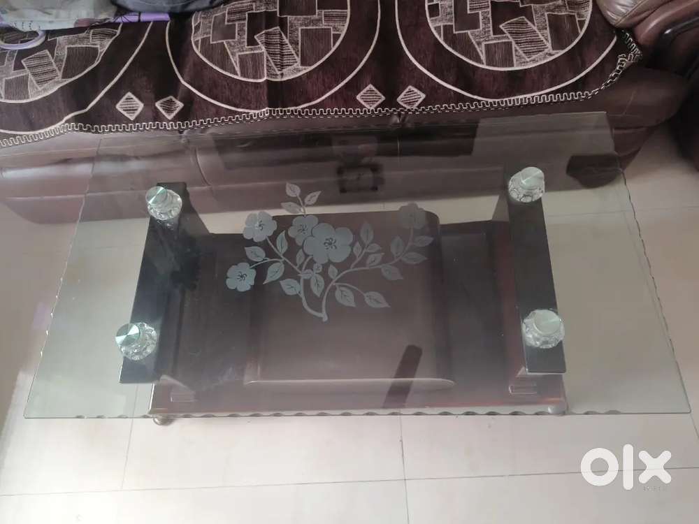 Sofa set (3+1+1) alongwith Glass Tea/Centre table