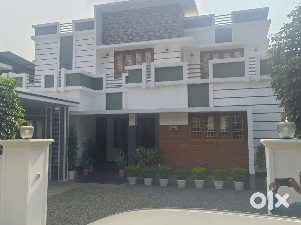 POSH VILLA NEAR MANNUTHY