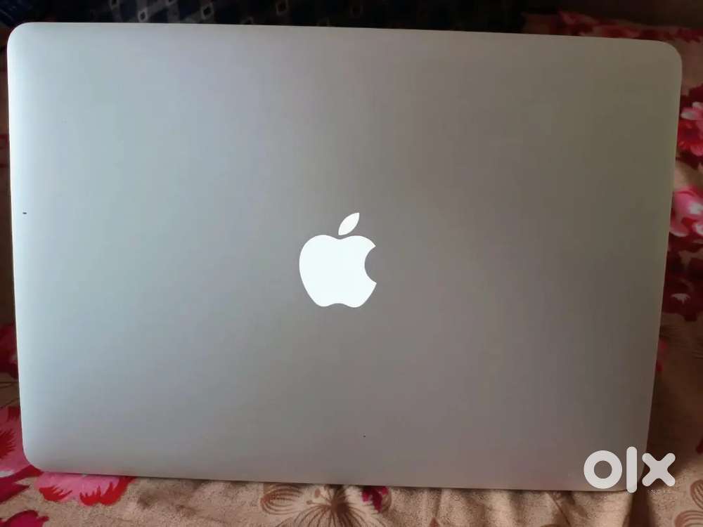 Macbook Air (new condition) no single scratch