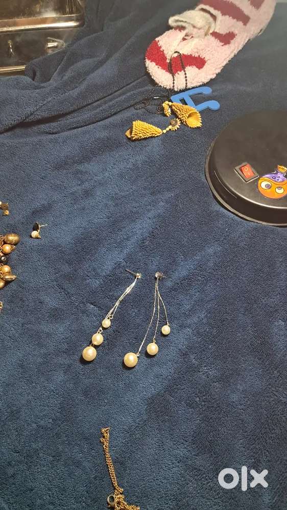 White pearl drop eareing