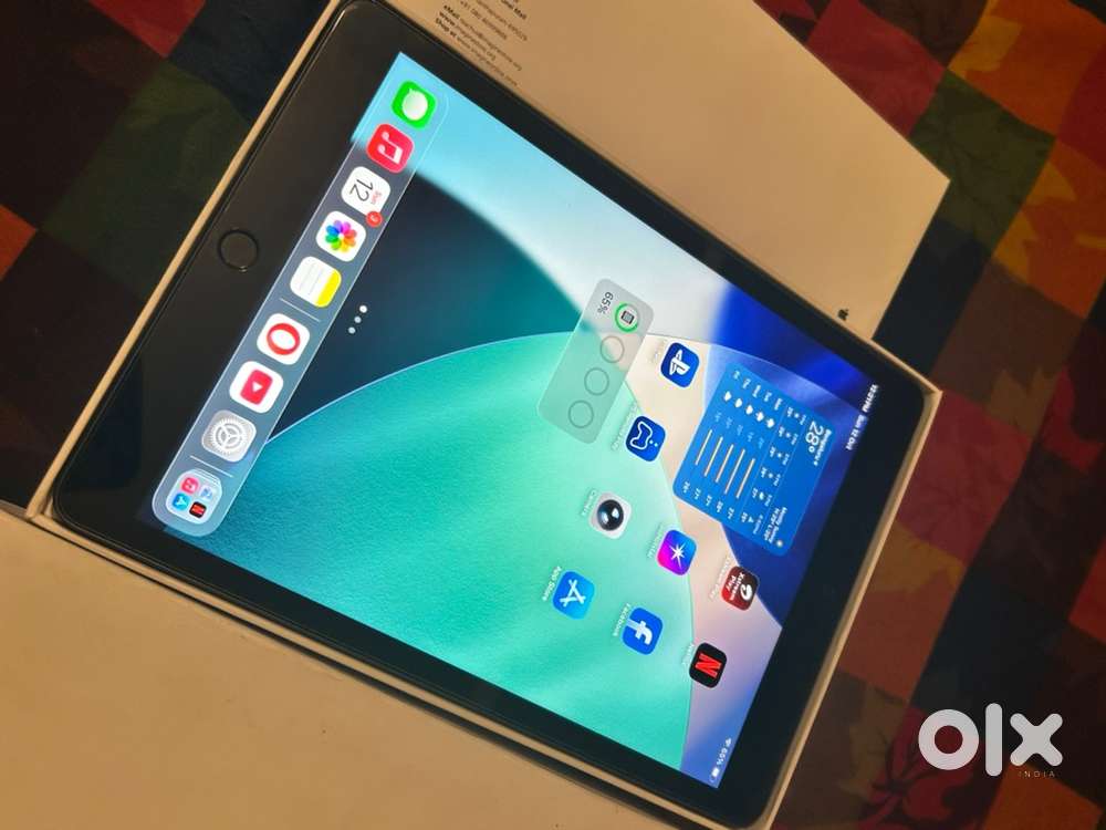 ipad 9th gen with spigen pencil, logitech k480 keyboard, case, box