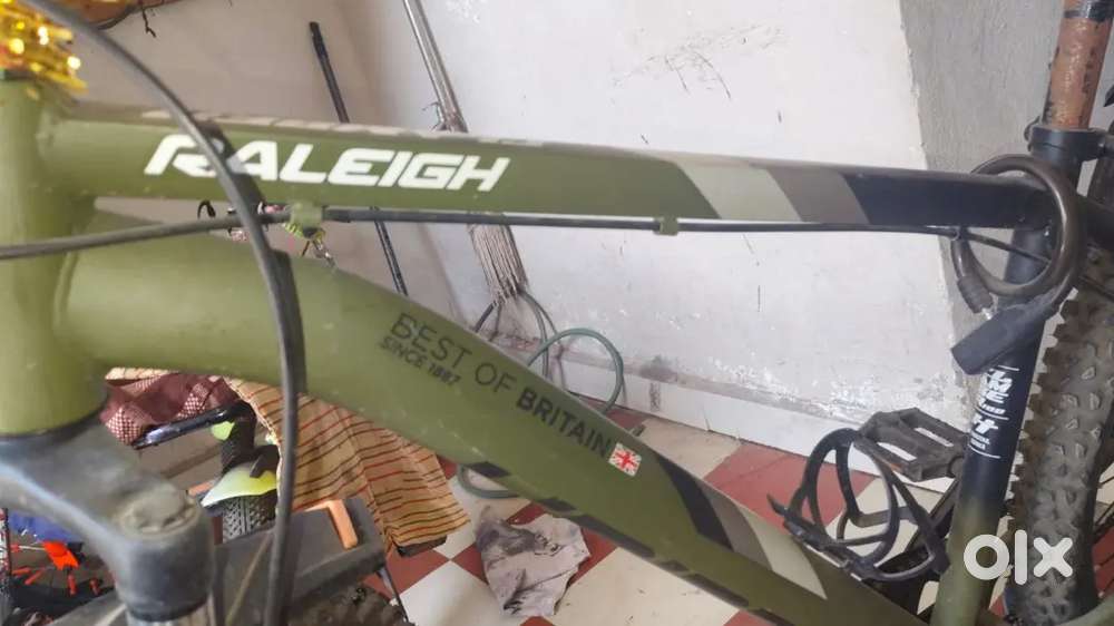 This is Raleigh Britain bicycle with Discbrake