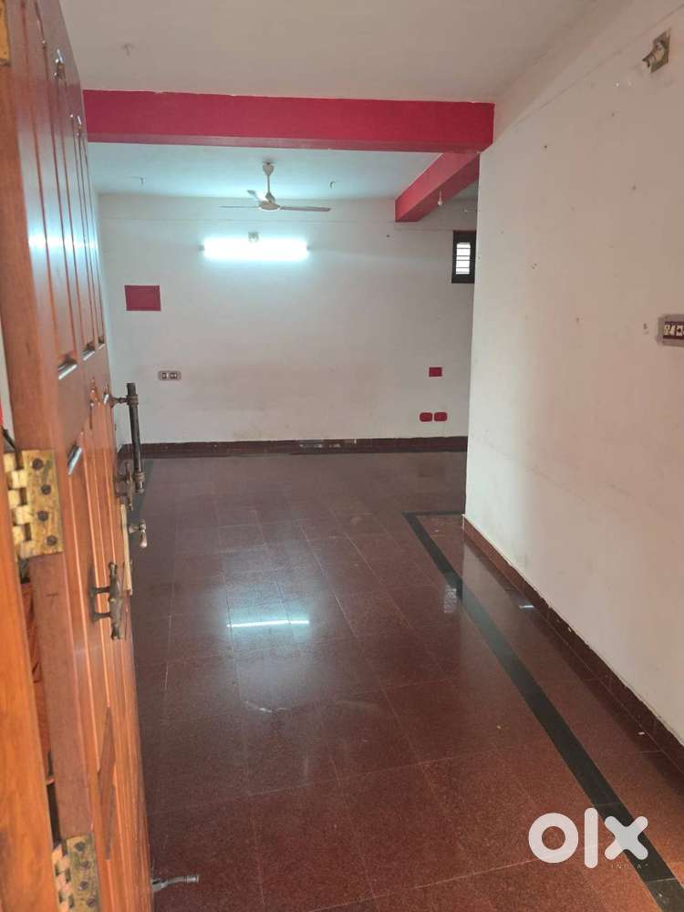 550 sqft office/shop Ist floor Thakaraparambu Rod