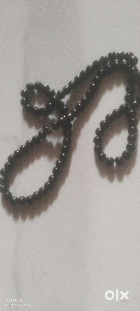 Chain hand with right hand