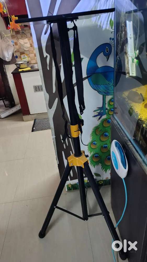 Projector, speaker quality stand best price rarely used