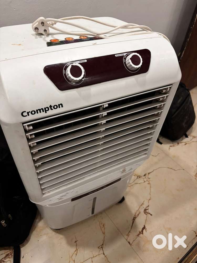Cooler movable easy to carry and large water storage