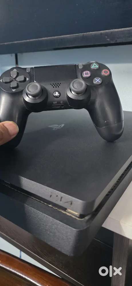 PlayStation slim 4 1tb with 5 classete
