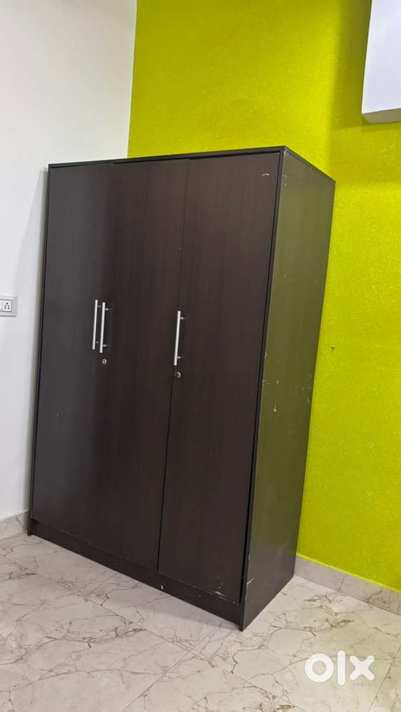 Triple door wardrobe 42 inch wide